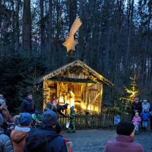 Kindersegnung an der Waldkrippe in Derching