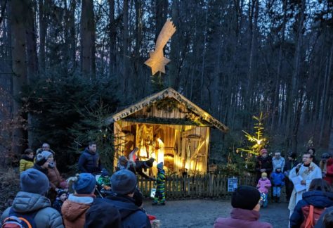 Kindersegnung an der Waldkrippe in Derching